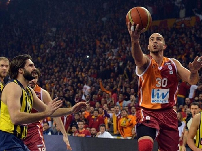 Abdi İpekçi Spor Salonu'ndaki karşılaşmalarının Saha İçi Reklam Çalışm