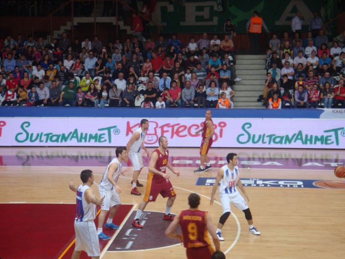 Bursa Atatürk Kapalı Spor Salonu Saha İçi Reklam Çalışması